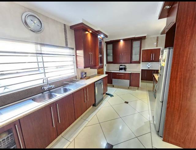5 BEDROOM HOUSE FOR SALE IN BRACKENHURST